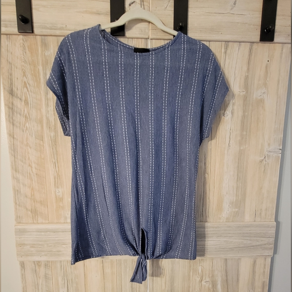 Cute casual tie front top Sz M